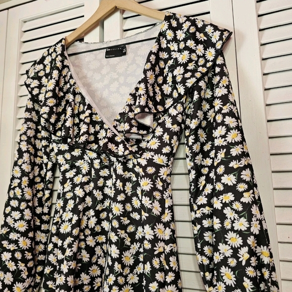 Asos • Ruffle‎ Daisy Dress - Picture 5 of 12